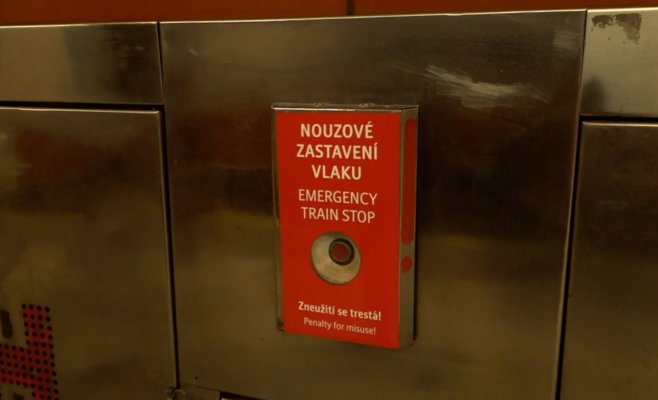 В Праге пьяная женщина упала на рельсы в метро, прохожие спасли её с помощью кнопки экстренной остановки