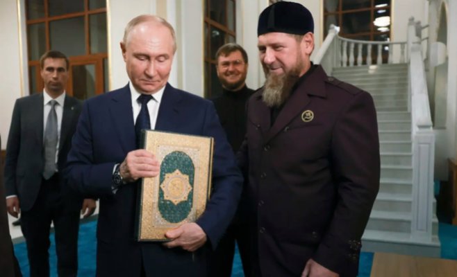 Путин поцеловал золотой Коран, подаренный ему Кадыровым
