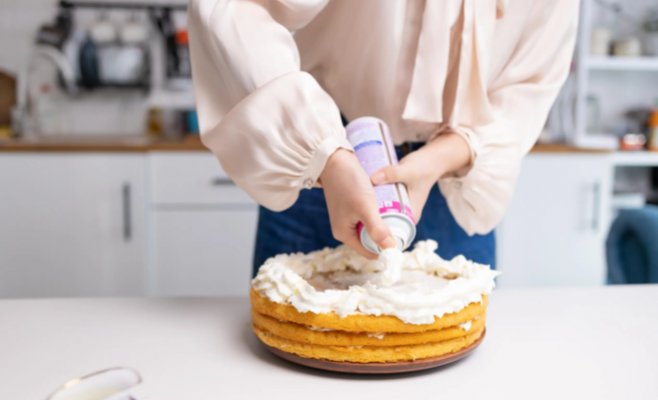 Официантка из Соколове получила серьезные травмы: в её руках взорвалась бутылка со взбитыми сливками