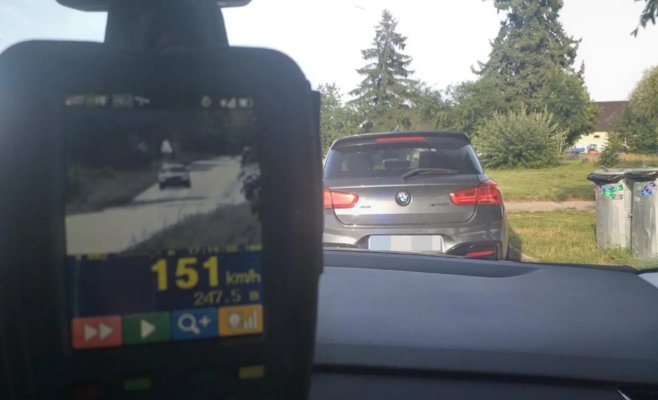 Водитель на шоссе в сторону Градец-Кралове мчался со скоростью более 200 км/ч и сразу лишился водительских прав