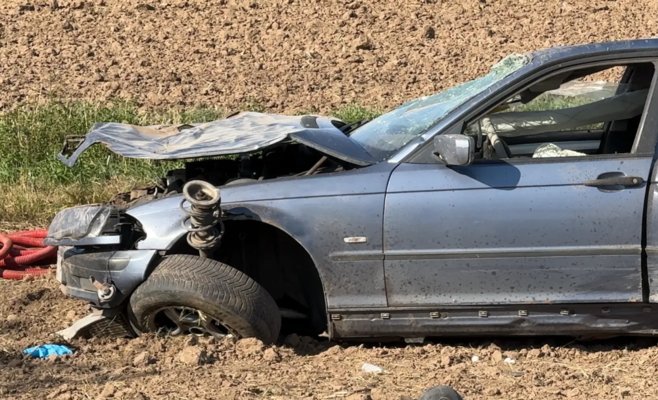 BMW перевернулось на поле после аварии под Угоницами, второй автомобиль скрылся с места происшествия
