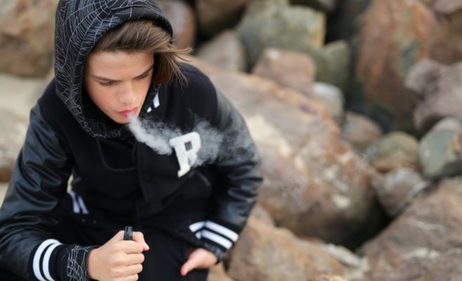 Электронные сигареты помогают бросить курить, но вредны для молодежи, предупреждает пульмонолог