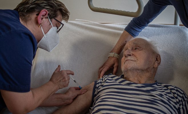 В Чехии усиливается распространение COVID-19: Пожилым людям рекомендуют вакцинацию перед осенью, в том числе и против гриппа