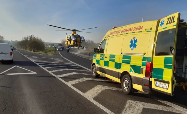 На трассе D7 мужчина прыгнул с моста на проезжую часть и погиб на месте