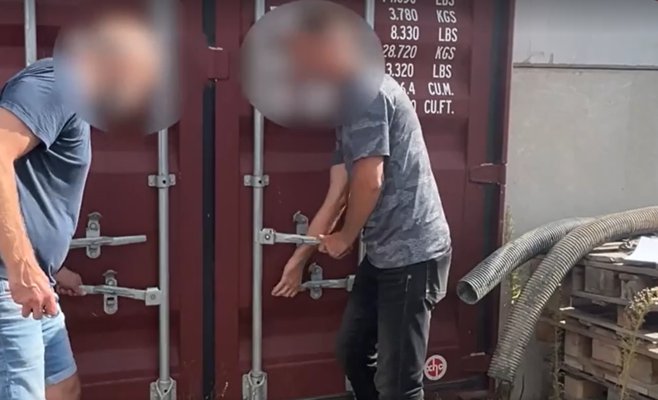 Украинцы воровали люксовую одежду в Польше и Германии и продавали ее в Чехии