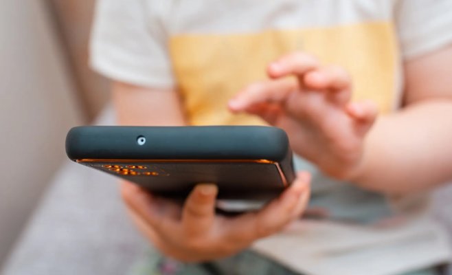 В Чехии запретили мобильные телефоны в школах: что изменилось?