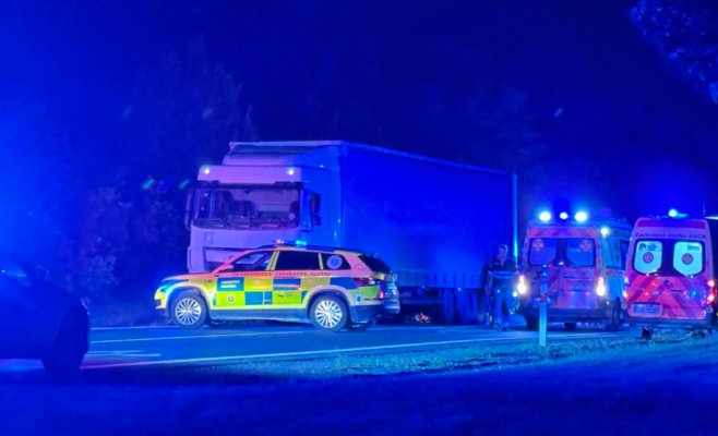 Трагедия на трассе D8: В грузовике с мигрантами обнаружено тело, часть беженцев попыталась скрыться