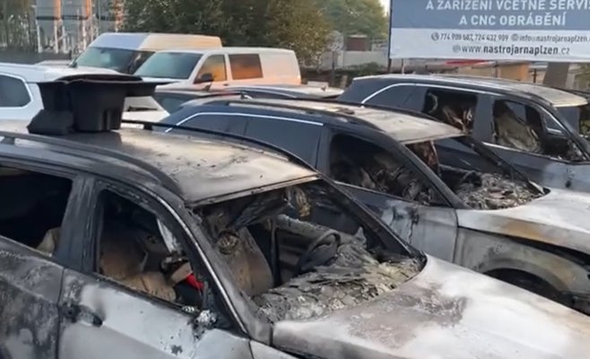 Поджог в Плзни: В автосалоне сгорели шесть роскошных автомобилей