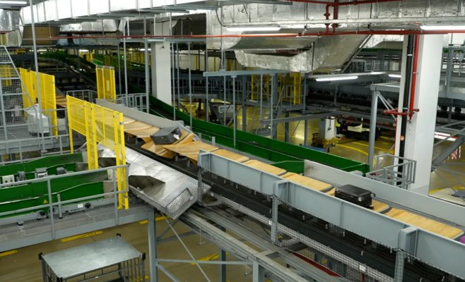 Коллапс в начале сезона: Как работает сортировочный центр багажа в аэропорту Праги?