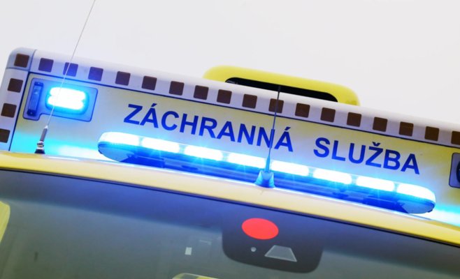 На трассе D11 автомобильное колесо вылетело и попало в мотоциклиста