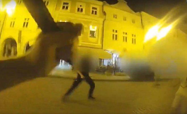 Неадекватный мужчина с ножом угрожал людям на площади в Будейовицах