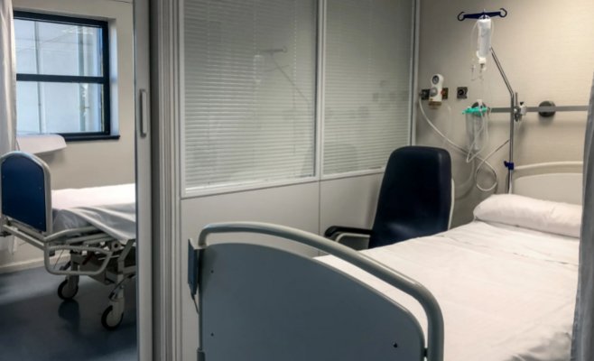 Пациентку в больнице Тршебича после наркоза изнасиловал санитар