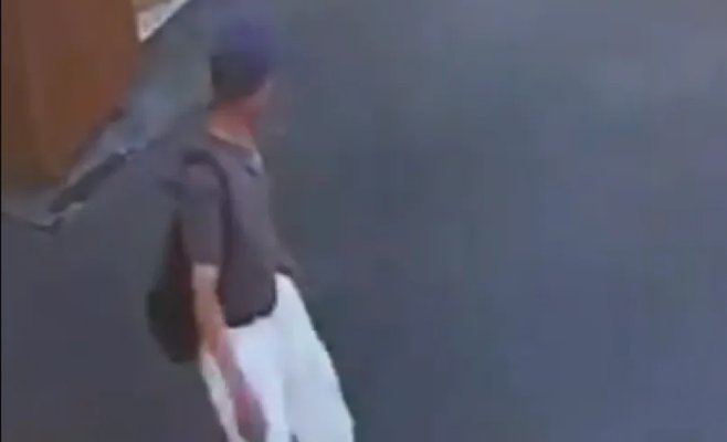 Мужчина приставал к девочкам в торговом центре Праги и пытался увезти одну из них. Полиция разыскивает подозреваемого