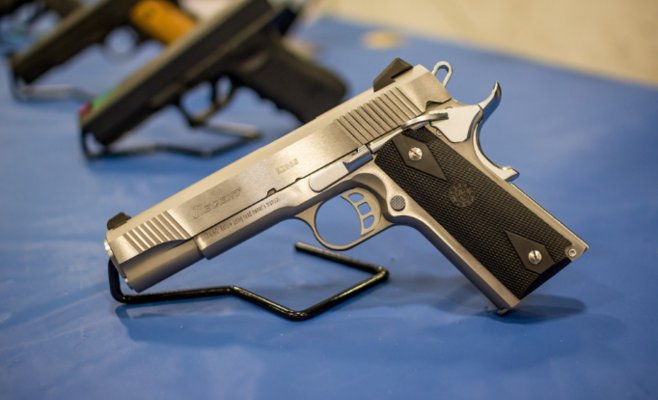 Продавцы оружия могут обязаны сообщать о подозрительных покупках до конца года