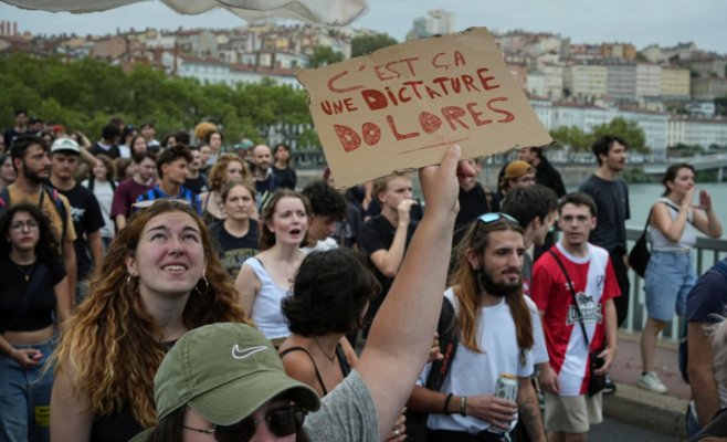 Десятки тысяч человек по всей Франции протестуют против назначения Барнье премьер-министром