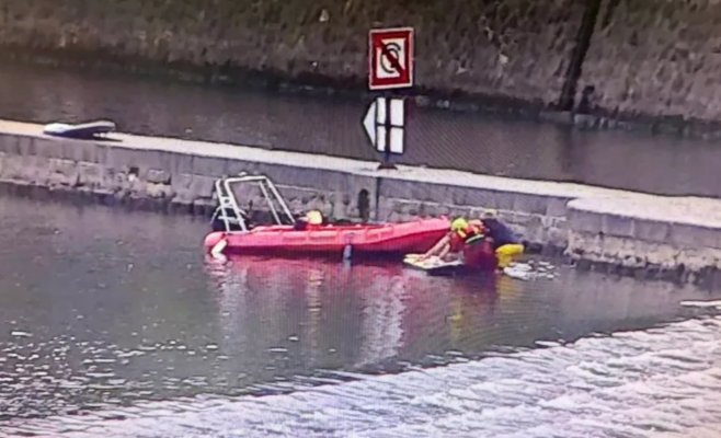 Пожарные спасли мужчину с травмой позвоночника из Влтавы в центре Праги