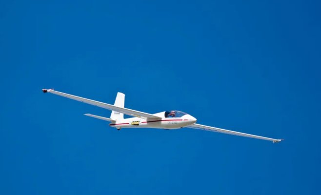 Ученик выпрыгнул из планера на высоте 300 метров у Сланы. Возможно, он испытал паническую атаку