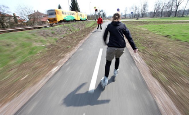 Мужчина пытался изнасиловать роллершу, унес её в лес на тридцать метров