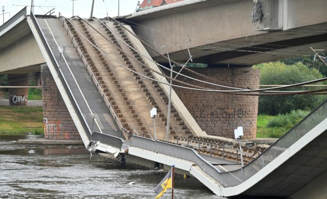 В Дрездене частично обрушился мост через Эльбу