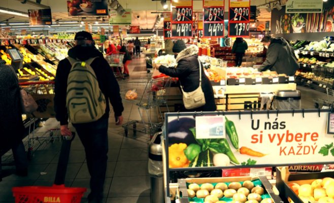 Женщина в супермаркете Billa поскользнулась на ботве от редиски и получила травму, но после судов компенсации не добилась