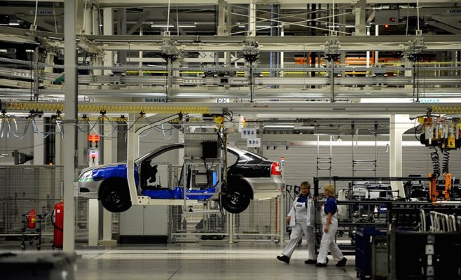 Европейский автопром в кризисе: Volkswagen сокращает производство, акции BMW на многолетнем минимуме