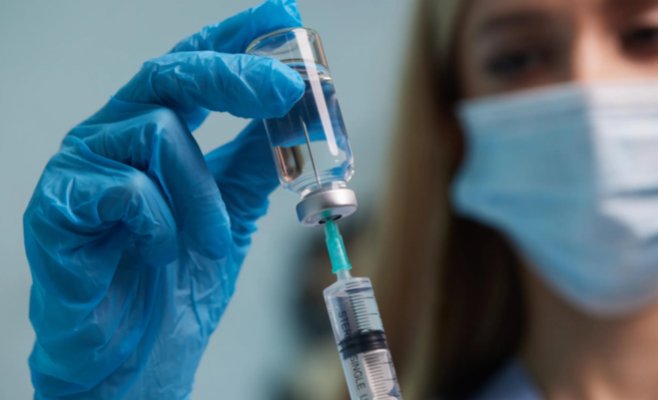 «Люди полагаются на то, что переживут пневмонию»: Интерес к вакцинации от COVID-19 минимален