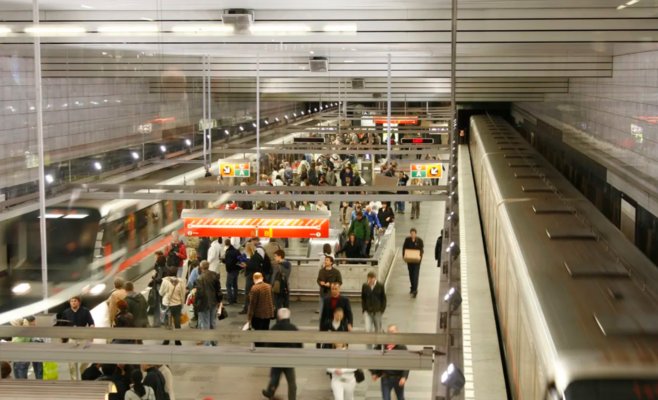 Вода просачивается на станцию метро Музеум из-за проливных дождей