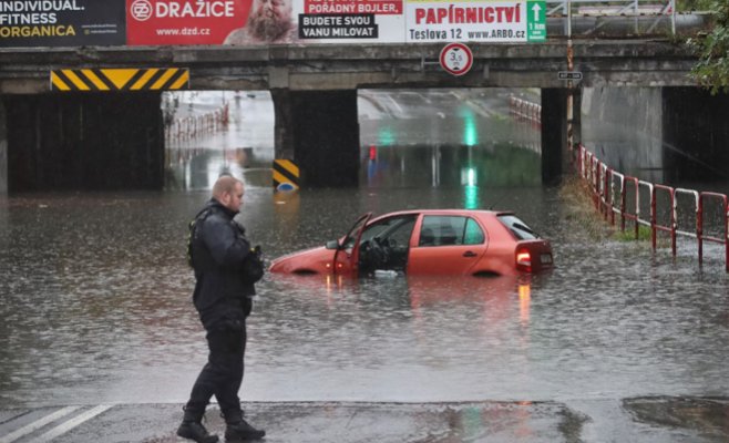 Река Бела в Есениках затопила первые дома, село Вишнёва отрезано от внешнего мира