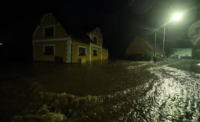 Река Бела в Есениках затопила первые дома, село Вишнёва отрезано от внешнего мира