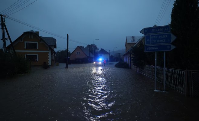 Река Бела в Есениках затопила первые дома, село Вишнёва отрезано от внешнего мира