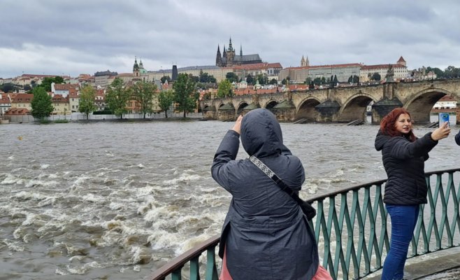В Праге остановлено судоходство на Влтаве: закрыты парки и детские площадки