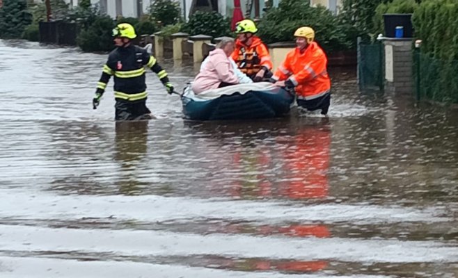В Южной Чехии мать и дочь отказались эвакуироваться: спасать их пришлось пожарным