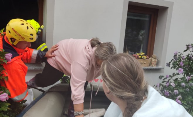 В Южной Чехии мать и дочь отказались эвакуироваться: спасать их пришлось пожарным