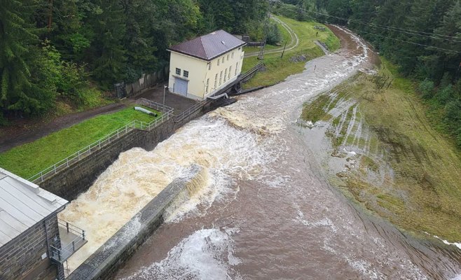 В Чехии продолжаются проливные дожди: уровень воды в реках продолжает расти