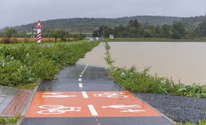 В Чехии продолжаются проливные дожди: уровень воды в реках продолжает расти