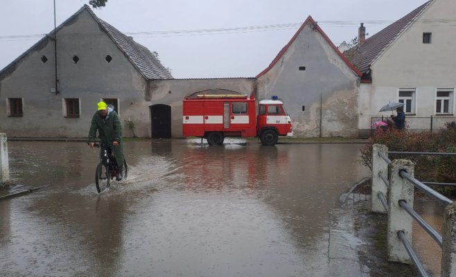 В Чехии перекрыли доступ в деревню Плав из-за наплыва зевак, фотографирующих наводнение