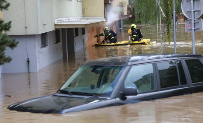Жилой массив в Опаве под водой: между панельными домами течет река