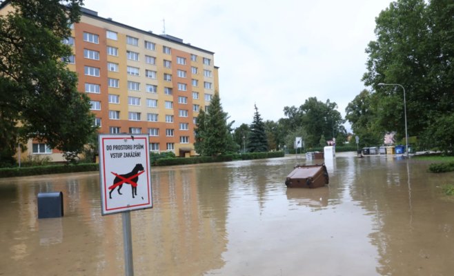 Жилой массив в Опаве под водой: между панельными домами течет река