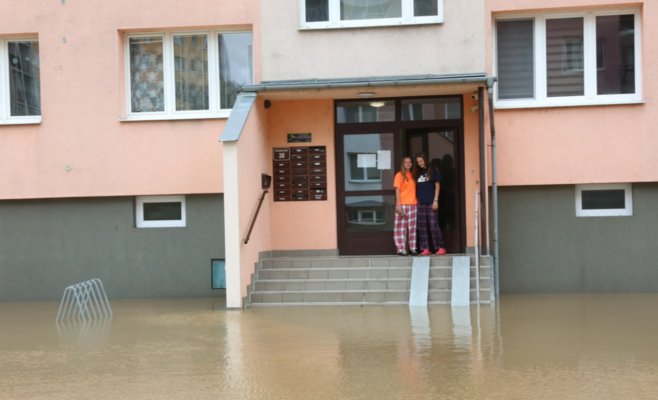Жилой массив в Опаве под водой: между панельными домами течет река