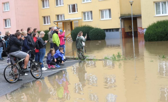 Жилой массив в Опаве под водой: между панельными домами течет река