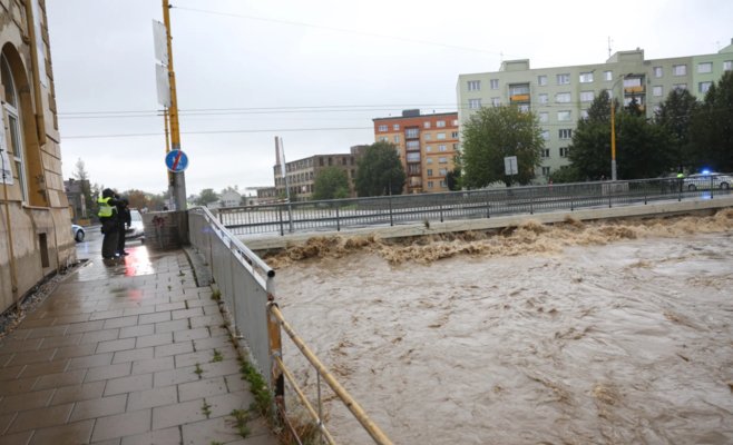 Жилой массив в Опаве под водой: между панельными домами течет река