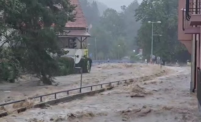 Наводнение из Йесеников достигло Оломоуцкого края: затоплена часть Литовеля