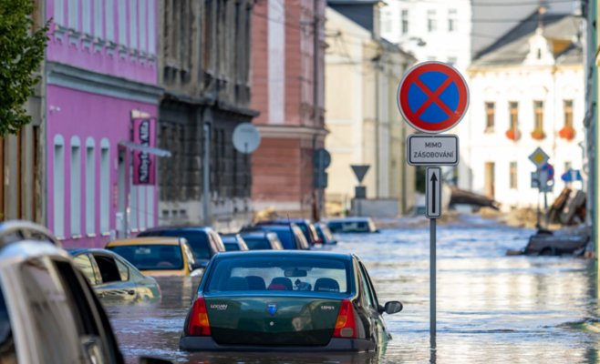 Некоторые школы отменяют занятия, университеты откладывают начало семестра