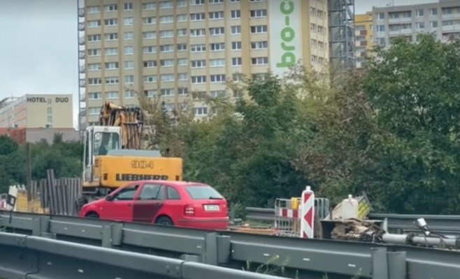 Транспортный коллапс в Праге: на Либерецкой улице обрушилась часть дороги