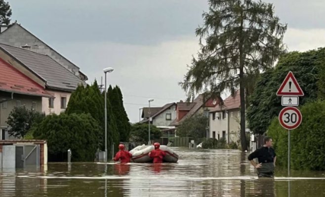 Противопаводковые меры спасли Оломоуц, вода уходит даже из затопленного Хомутова