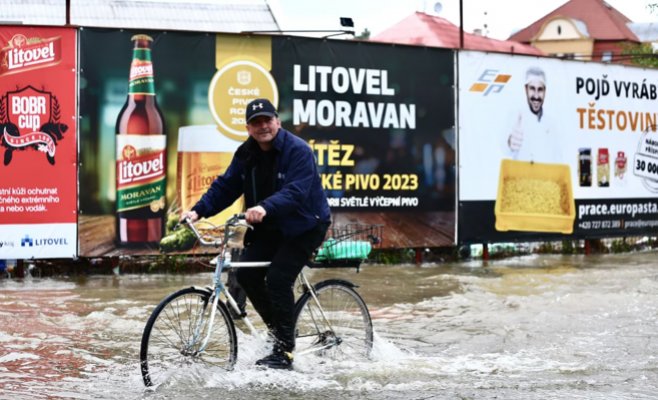 Противопаводковые меры спасли Оломоуц, вода уходит даже из затопленного Хомутова