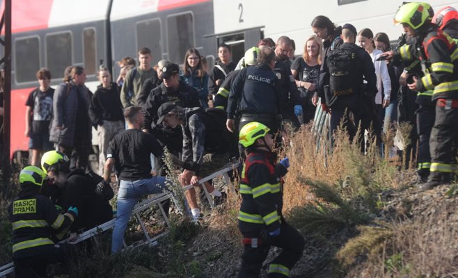 Столкновение двух поездов в Праге: до 25 пострадавших, один машинист был пьян