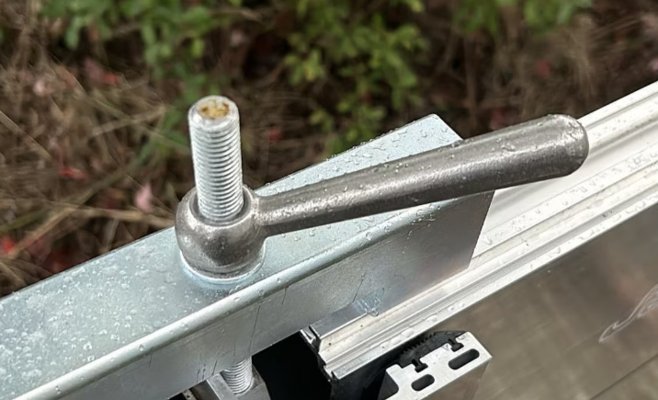 Дети из-за скуки разобрали противопаводковые барьеры, бросая болты в реку