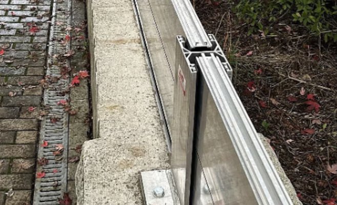 Дети из-за скуки разобрали противопаводковые барьеры, бросая болты в реку