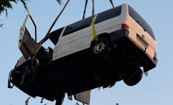 Ребенок в центре Праги на микроавтобусе съехал во Влтаву: мать прыгнула за ним в воду